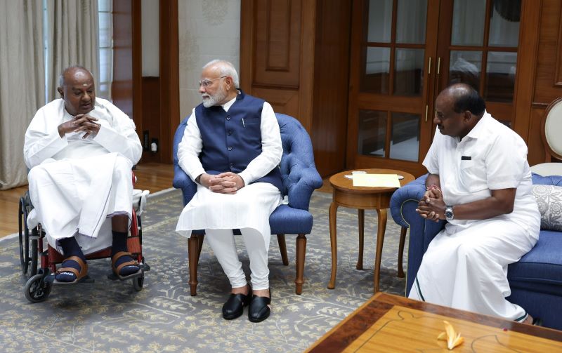 Narendra Modi meets former PM HD Deve Gowda in Delhi