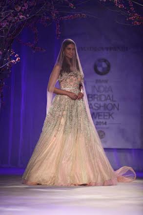Esha Gupta walks for Jyotsna Tiwari at IBFW