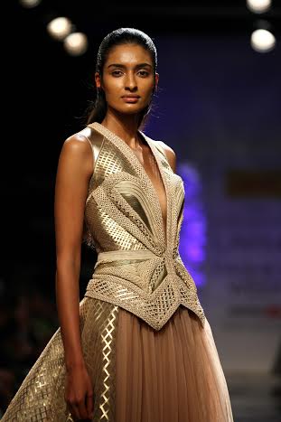 Sushmita Sen walks ramp in Lakme Week