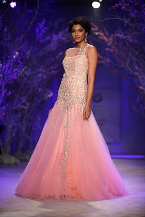 Esha Gupta walks for Jyotsna Tiwari at IBFW