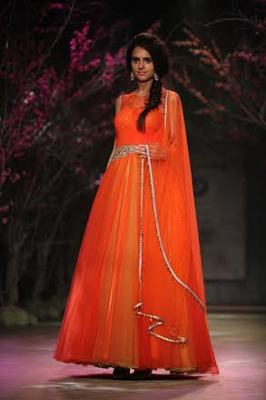 Esha Gupta walks for Jyotsna Tiwari at IBFW