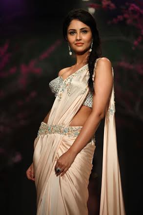 Esha Gupta walks for Jyotsna Tiwari at IBFW