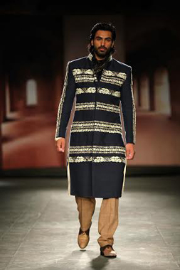 Kangana Ranaut walks for Anju Modi