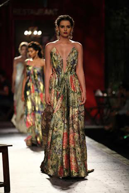 Lisa Haydon walks ramp for Monisha Jaising