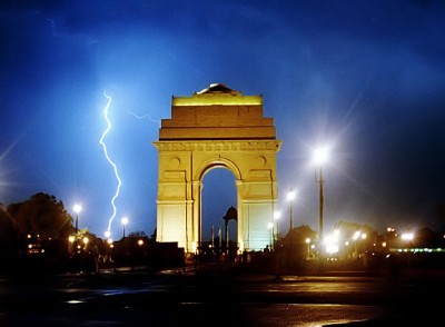 Dust storm, heavy rains hit Delhi, Metro services affected 