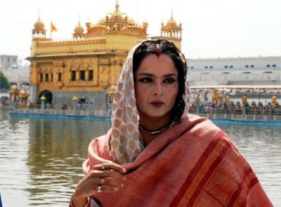 Bollywood diva Rekha votes in Mumbai