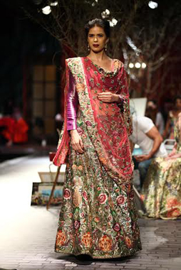 Lisa Haydon walks ramp for Monisha Jaising