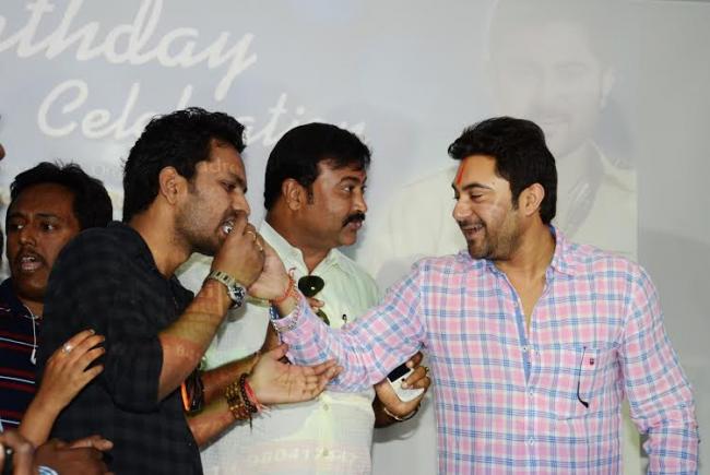 Actor Soham Chakraborty celebrates b'day with fans