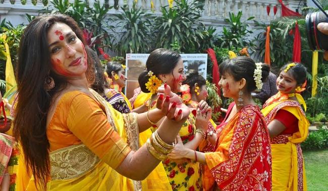 'Bela Sheshe' cast celebrate basanta utsav