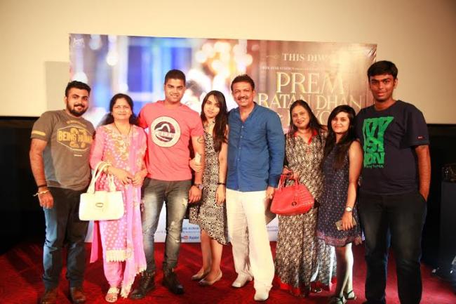 Salman invites fans to watch the trailer of 'Prem Ratan Dhan Payo'