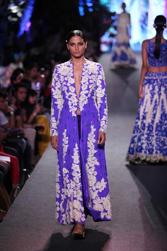 Manish Malhotra's collection sizzles LFW