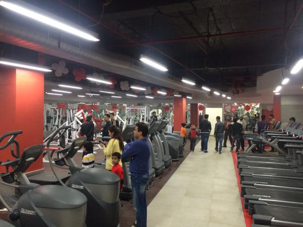Daler Mehndi inaugurates MS Dhoni's 'Sportsfit' in Delhi