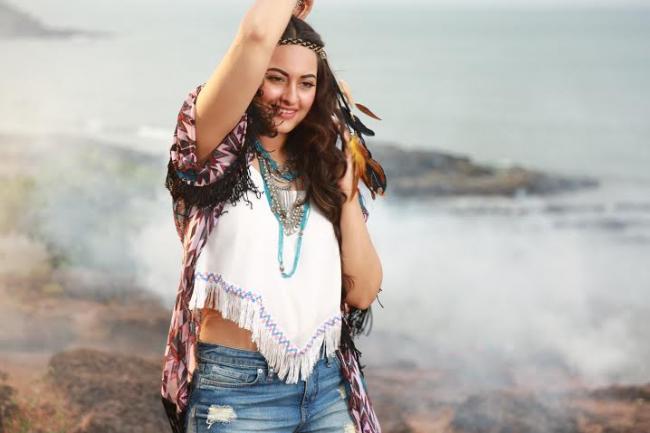 Sonakshi Sinha grooves to beats of her maiden single, 'Aaj Mood Ishqholic Hai'