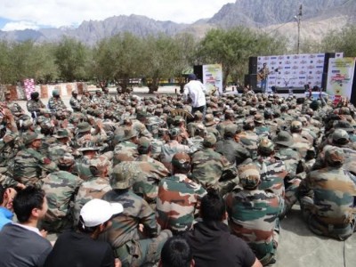 Singer Akriti Kakkar, Big FM puts up musical show for soldiers at Siachen