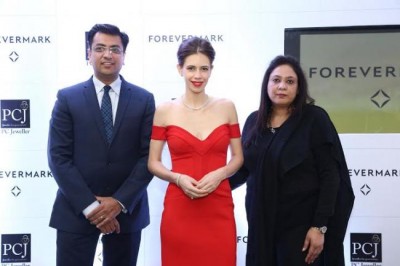 Gorgeous Kalki flaunts diamond jewellery