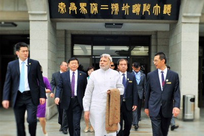 Modi visits museum, temple in Xi'an on arrival in China