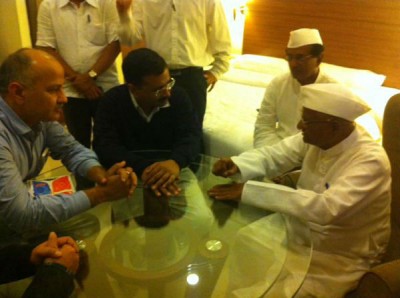 Kejriwal to join Anna in protests against land ordinance?