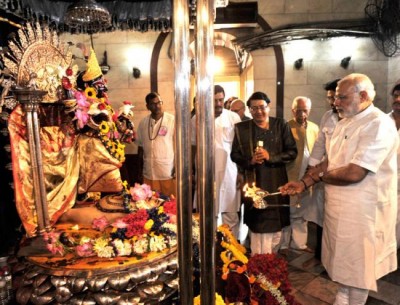 PM Modi visits Dakshineswar Kali Temple, Belur Math in Kolkata
