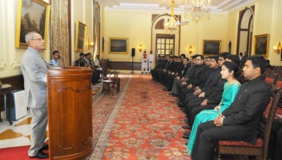 Probationers of Indian Defence Accounts service call on President 