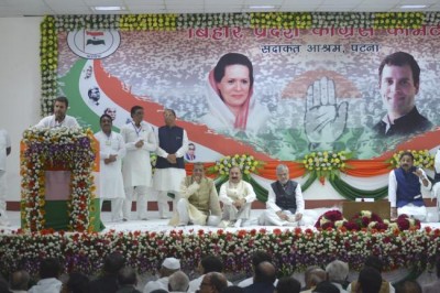 Rahul Gandhi targets Modi on his foreign visits 