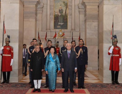 Pranab hosts banquet for Singapore President 