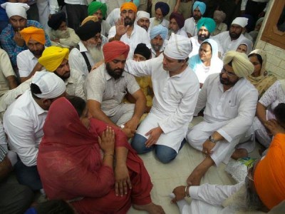 Rahul Gandhi visits family of Punjab farmer who committed suicide