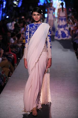 Manish Malhotra's collection sizzles LFW