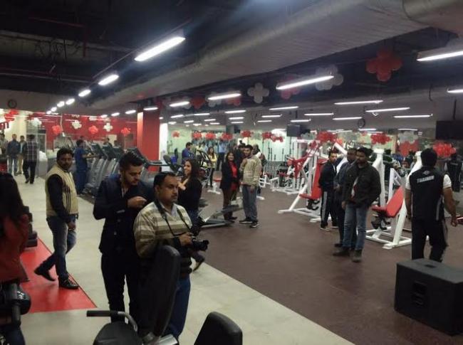 Daler Mehndi inaugurates MS Dhoni's 'Sportsfit' in Delhi