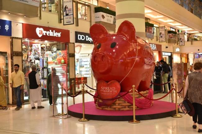 DLF Place celebrated its 7th anniversary with â€œSpread the Warmthâ€ campaign