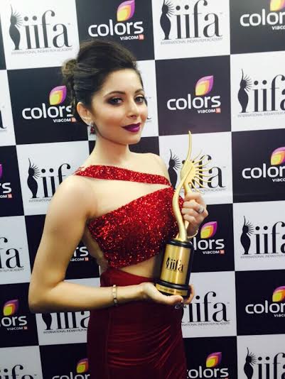 Kanika Kapoor looks stunning at IIFA
