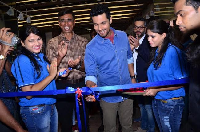 Randeep Hooda inaugurates Indian Terrain store in Kolkata