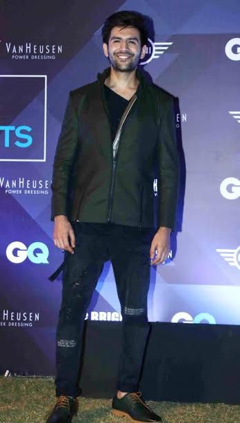 Kartik Aaryan slays award shows with his quirkiness
