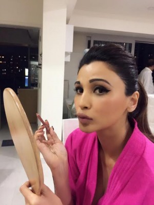 Daisy Shah walks down Sansui Colors Stardust Awards 2016 red carpet