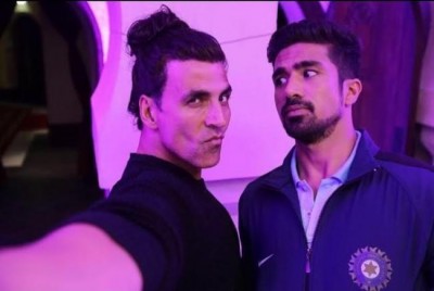 Akshay takes selfie with Saqib Saleem