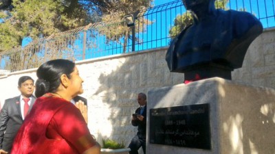 Sushma Swaraj pays floral tribute at the bust of the Mahatma Gandhi in Ramallah