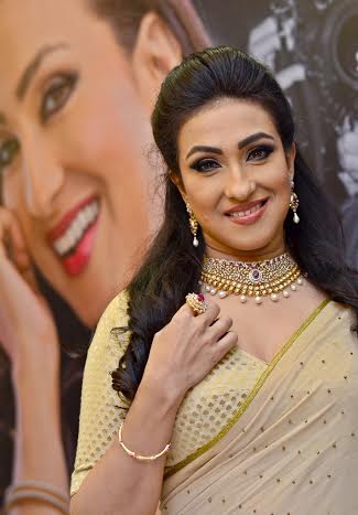 Shyam Sundar Jewellers launches diamond collection, Rituparna promotes brand 