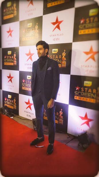 Kartik Aaryan slays award shows with his quirkiness