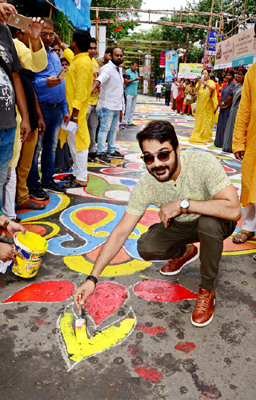 Prosenjit Chatterjee inaugurates India's Longest Street Alpona in Kolkata