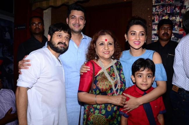 Kolkata: Priya Cinema hosts premier show of Bengali movie Posto