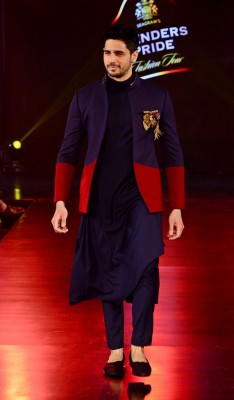 Sidharth Malhotra dazzles up fashion show in Kolkata