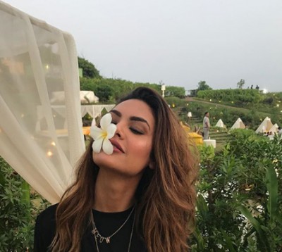 In latest Instagram post, Esha Gupta look sensational 