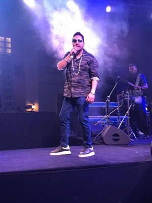 Mika Singh gets the audience grooving with â€˜2 Shotsâ€™ dedicated to Tupac Shakurâ€™s biopic â€˜All Eyez On Meâ€™ 