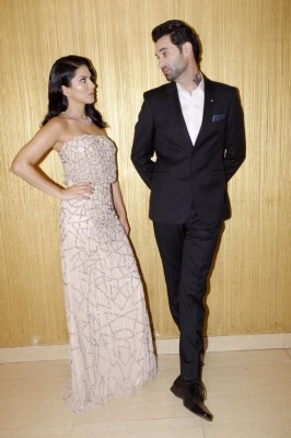 Sunny Leone shares cute image with husband Daniel