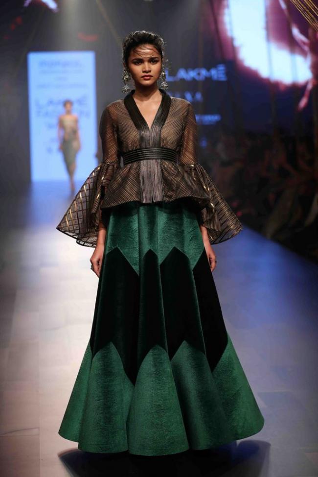 Esha Gupta sizzles ramp on third day of Lakme Fashion Week