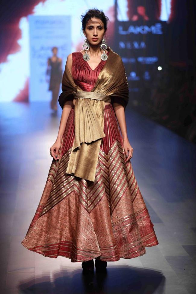 Esha Gupta sizzles ramp on third day of Lakme Fashion Week