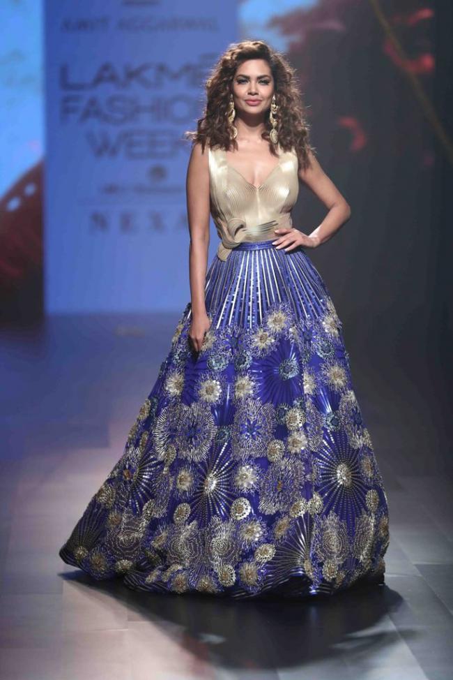 Esha Gupta sizzles ramp on third day of Lakme Fashion Week