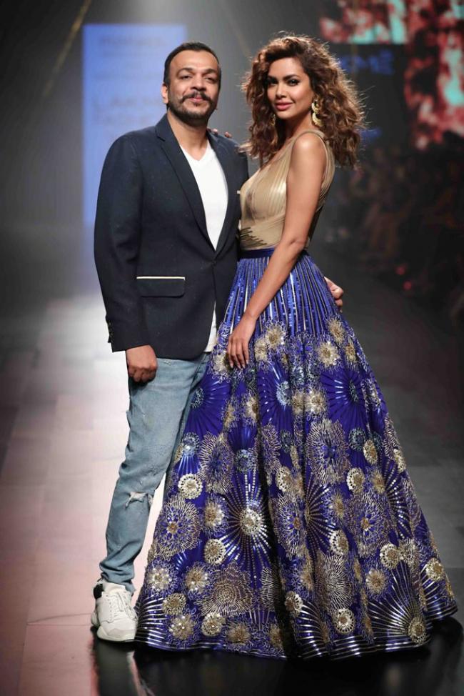 Esha Gupta sizzles ramp on third day of Lakme Fashion Week