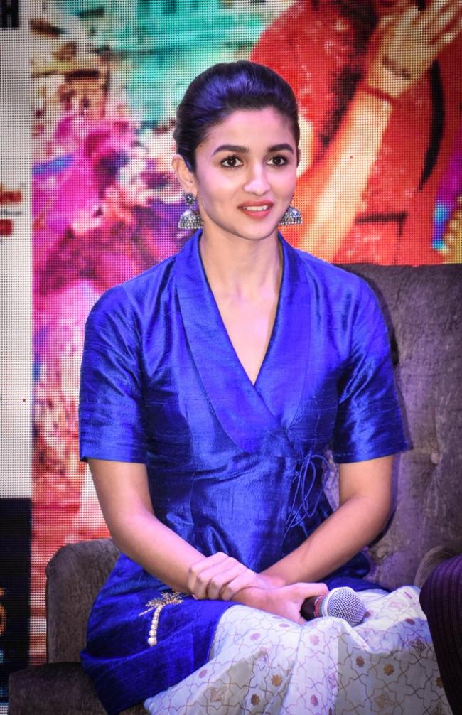 Alia, Varun promote Badrinath Ki Dulhaniya in Kolkata