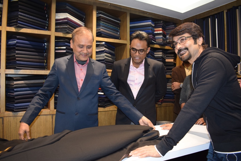  Prosenjit visits Sasya store to promote film