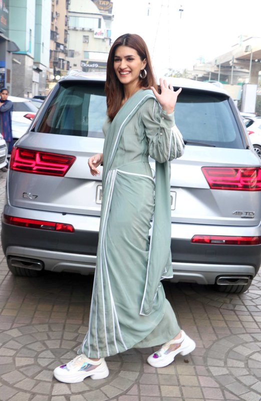 Kriti Sanon meets fans to promote her upcoming movie Panipat in Mumbai